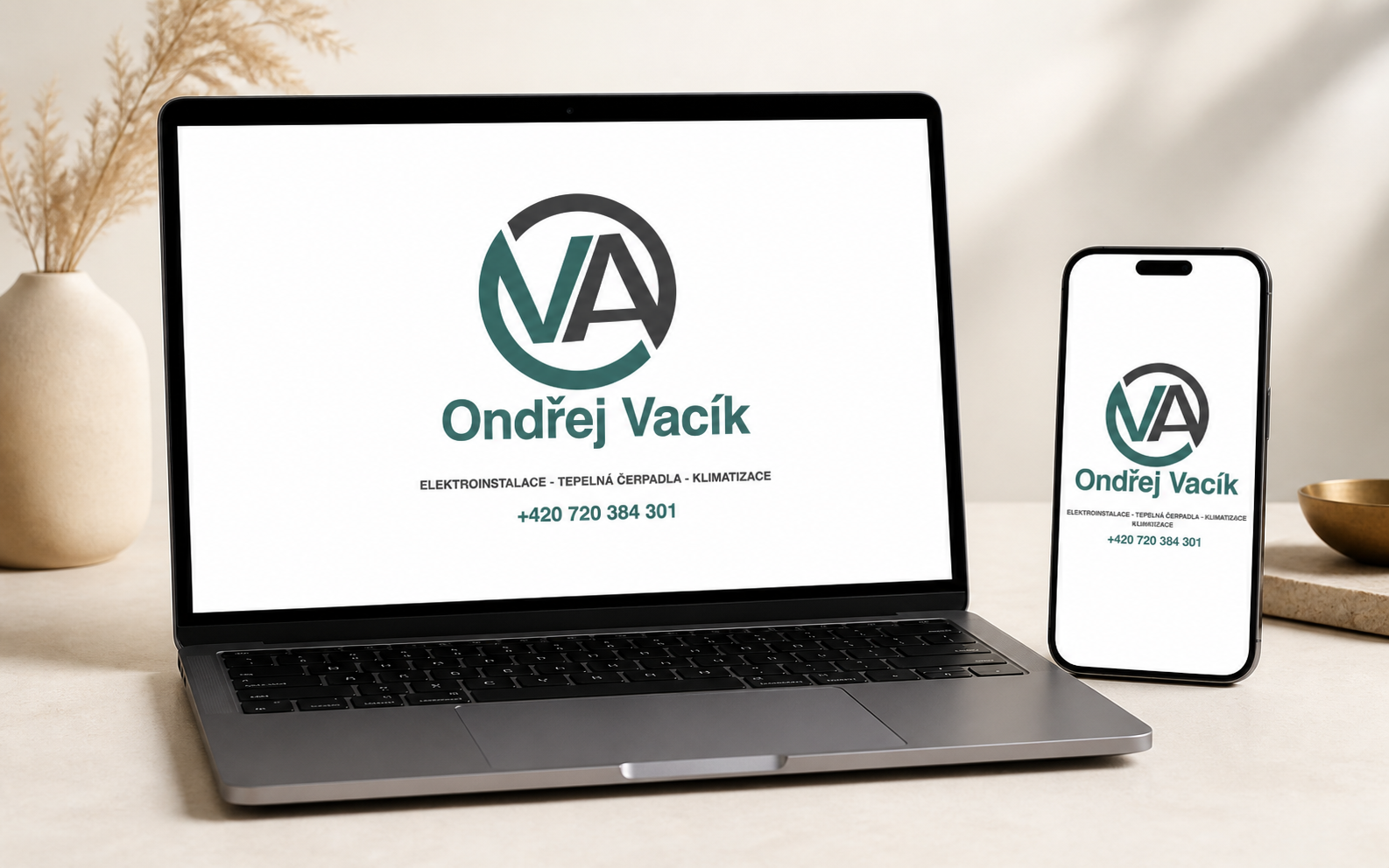 Web Vacík zobrazený na notebooku a telefonu